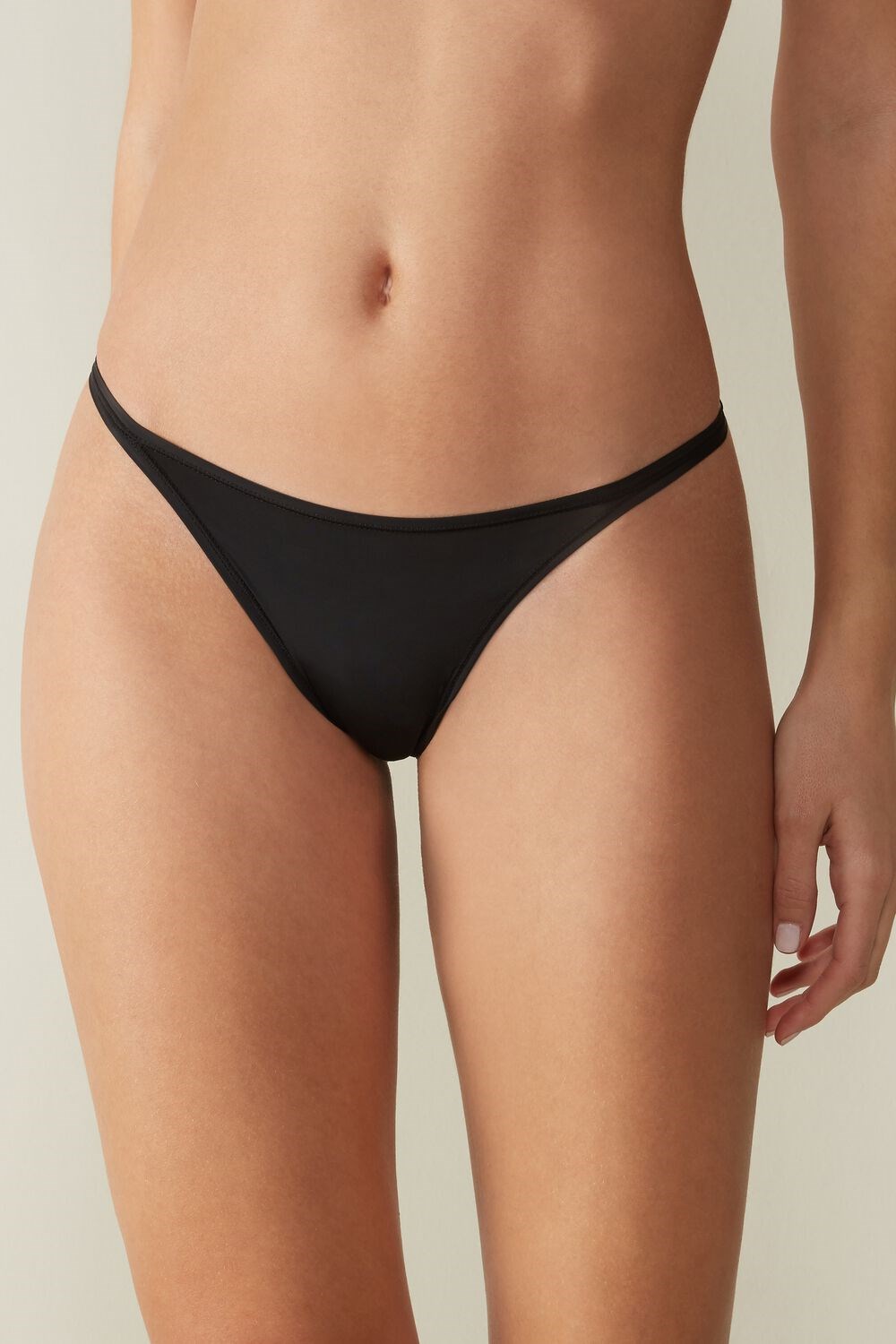 Intimissimi String with Ultralight Microfiber Straps Zwart | AFTOD9873