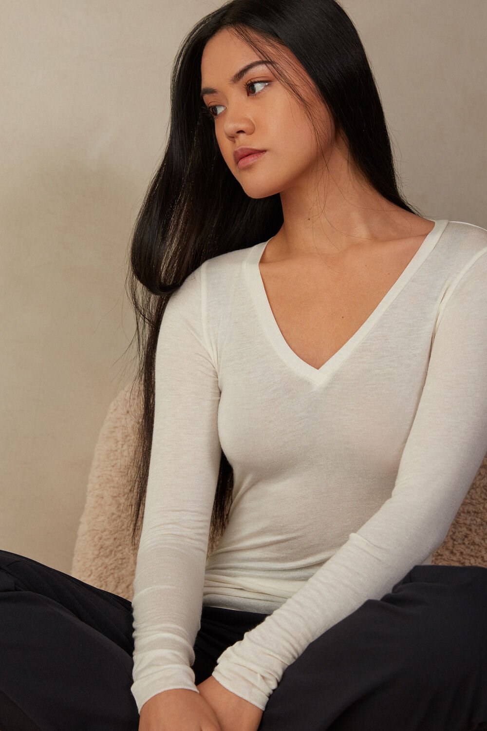 Intimissimi V-neck top in Modal Ultralight with Cashmere Ivory - 231i - Vanilla | JVRUH5437